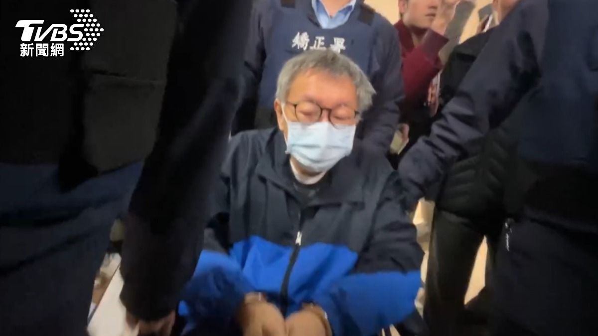 柯文哲穿北所外套抵達部立台北醫院。(圖/TVBS)
