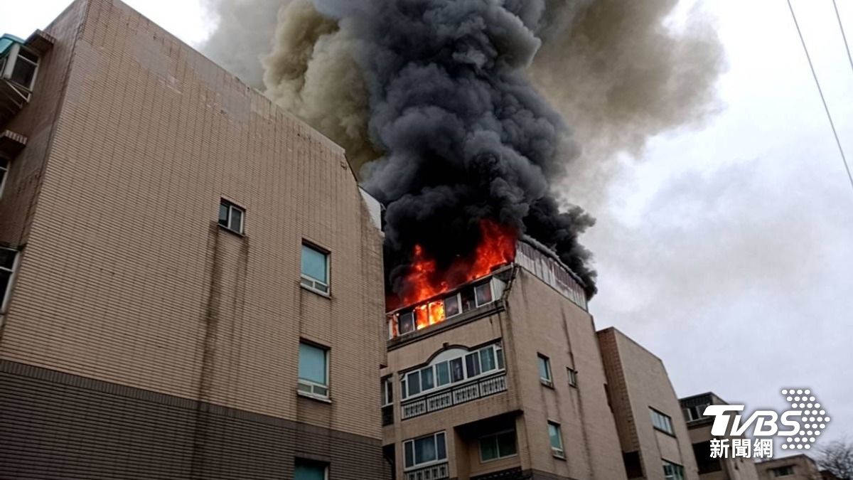 疑電線起火!基隆民宅頂樓狂燒「黑煙竄天」5人急逃命