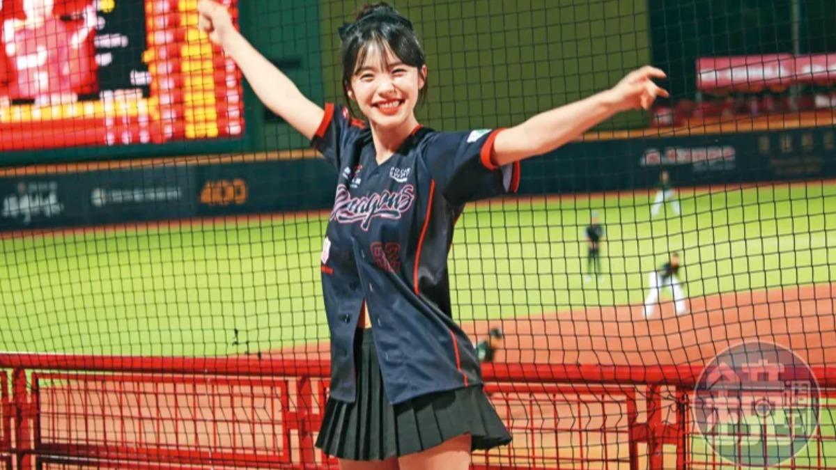 首位來台發展的韓籍啦啦隊李多慧,靠代言、商演等活動第一年收入逾新台幣千萬元。(圖/鏡週刊)