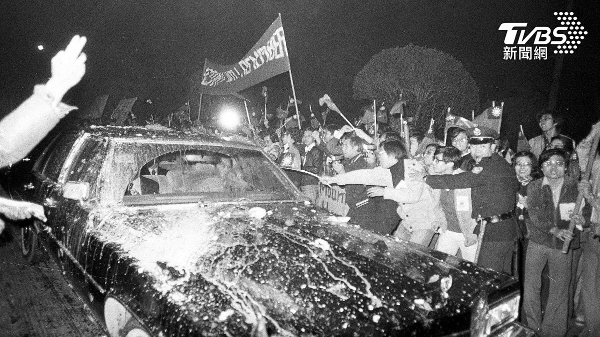 1978年中美斷交後,美國代表團拜訪台灣時,座車遭到台灣民眾蛋洗。(圖/達志影像美聯社)