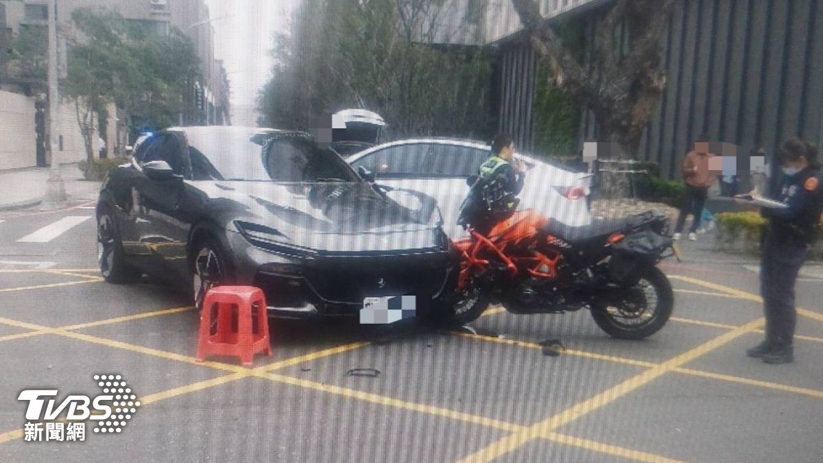 黃牌重機煞車不及撞凹法拉利。(圖/TVBS)