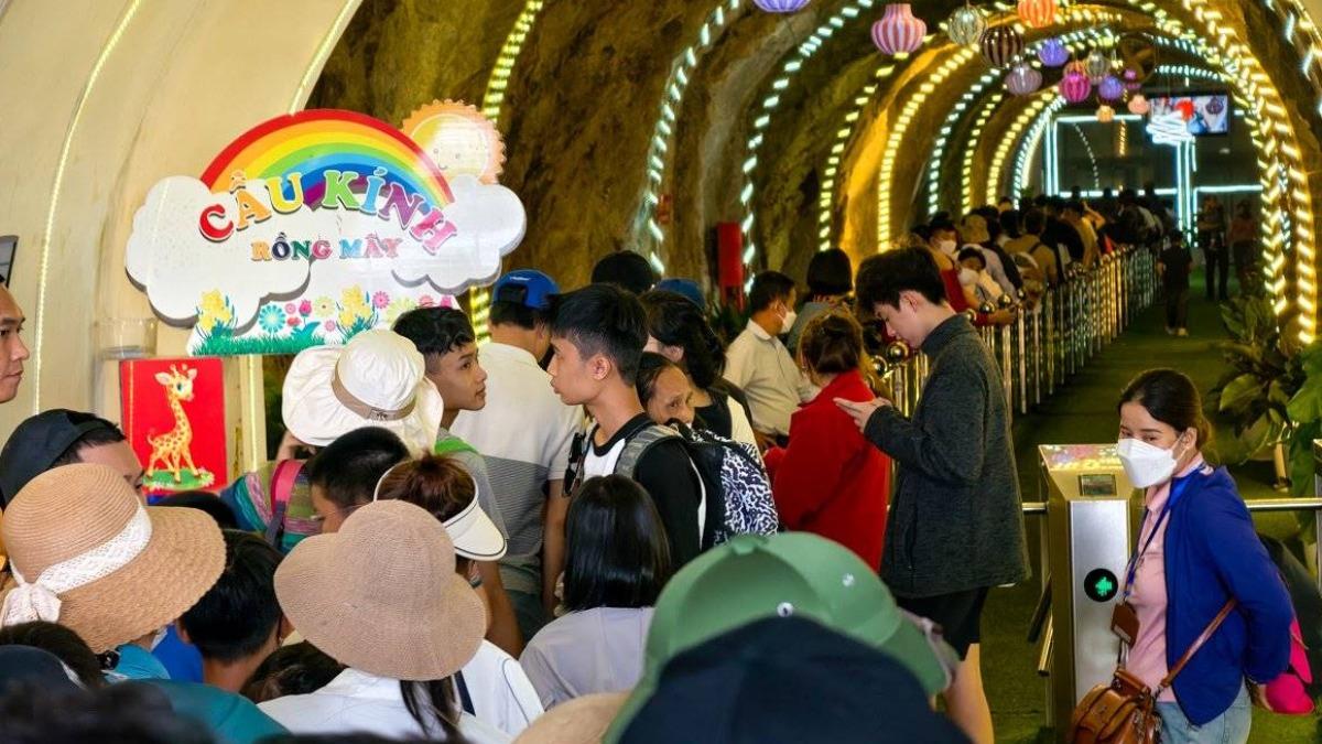 正好越南國內連假期間,做好大排長龍的準備。(圖/「傳說中的挨踢部門」提供)