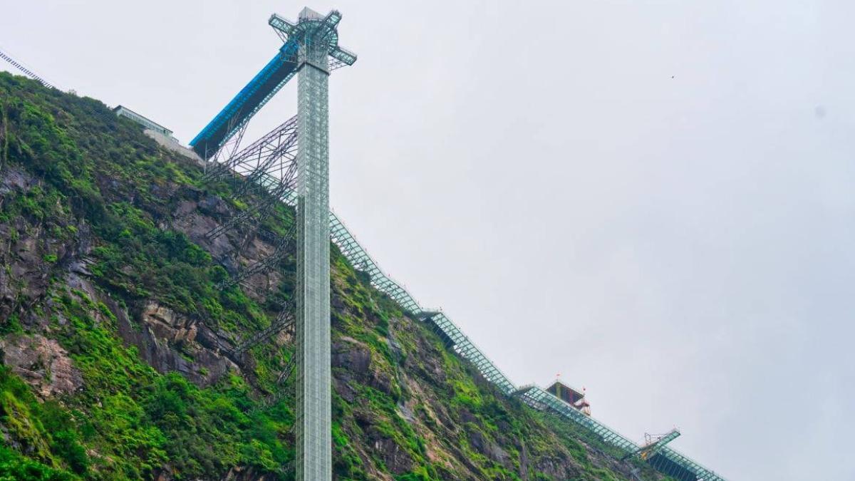 抵達園區門口後,首先映入眼簾的是連接天空步道的超高電梯。(圖/「傳說中的挨踢部門」提供)
