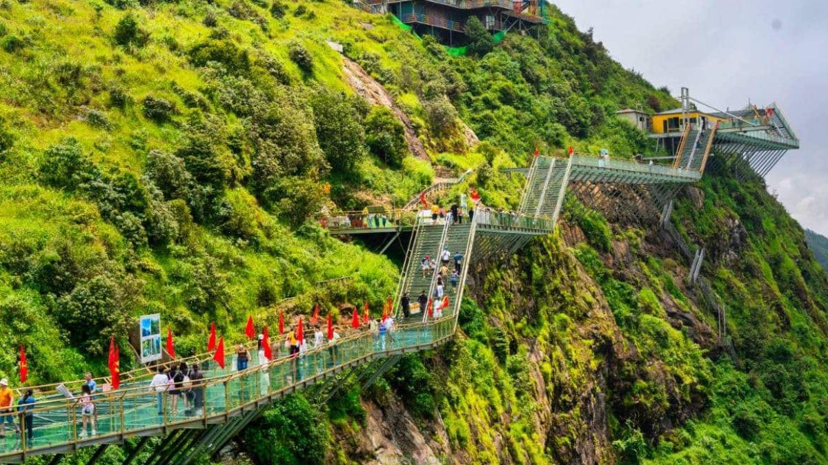 龍雲天空步道是沿著陡峭峭壁一層一層往上蓋。(圖/「傳說中的挨踢部門」提供)