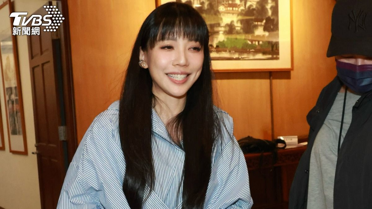 藝人王力宏前妻李靚蕾作為「建立兒童工作證制度」連署發起人現身立院。（圖／潘建樺攝）