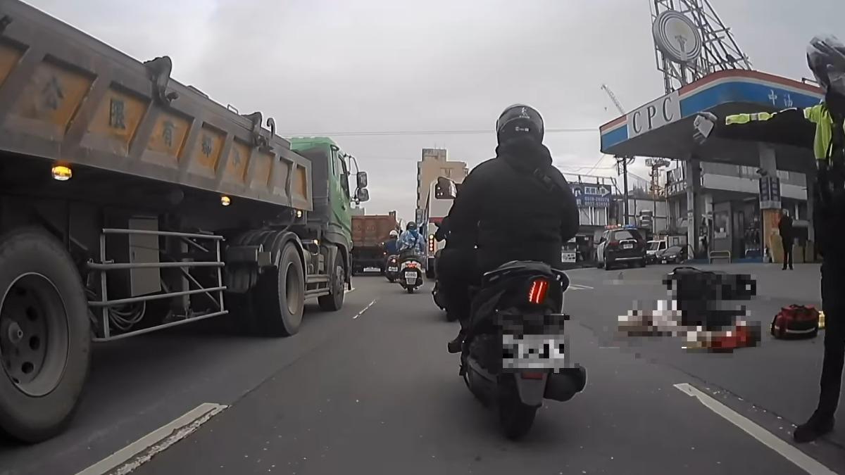 快訊/汐止死亡事故!公車、機車路口碰撞 女騎士遭輾斃