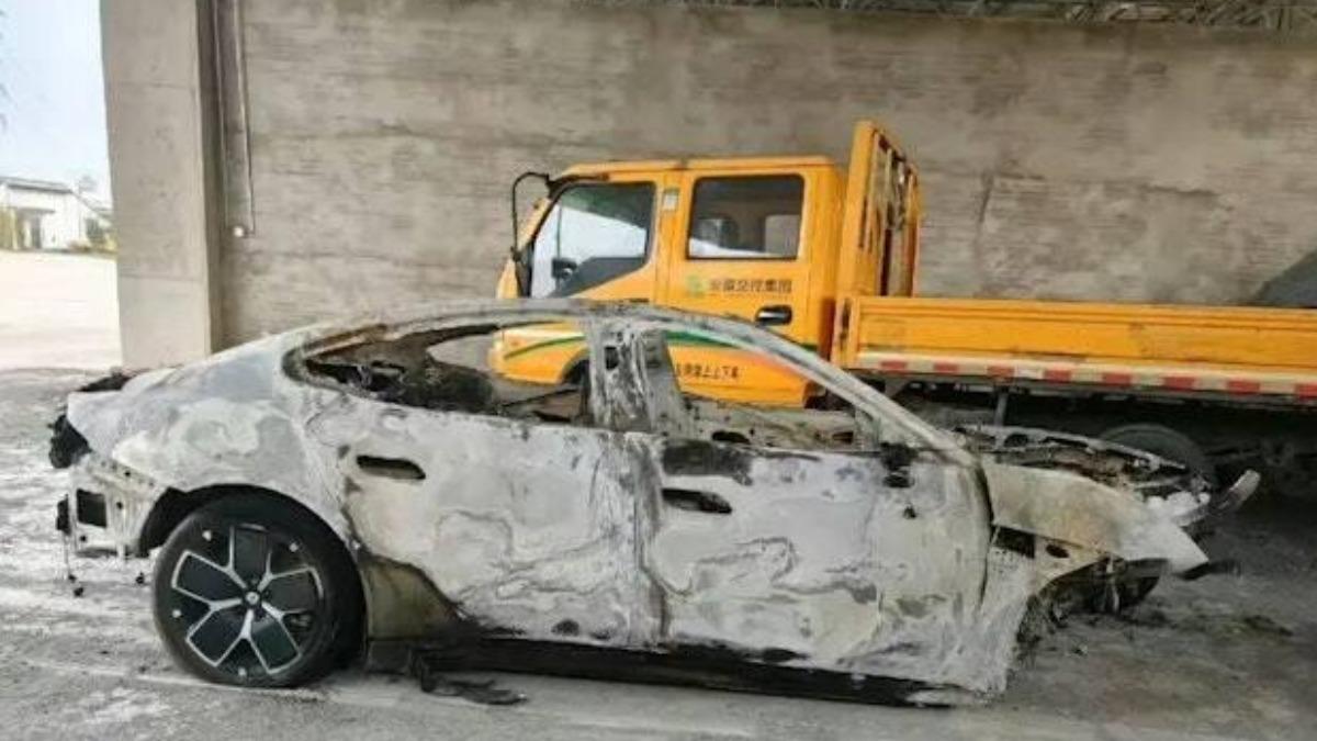 疑打不開小米SU7車門「3女大生燒死」 家屬働:遺體只剩骨頭