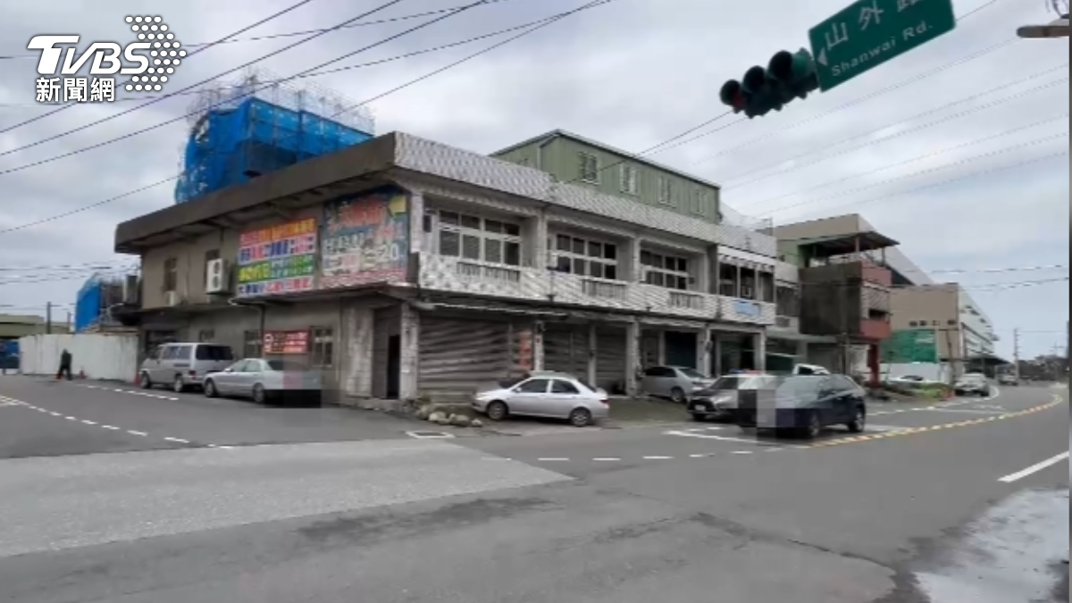 當時一名駕駛行經路口未注意前方有名男子躺臥。（圖／TVBS）