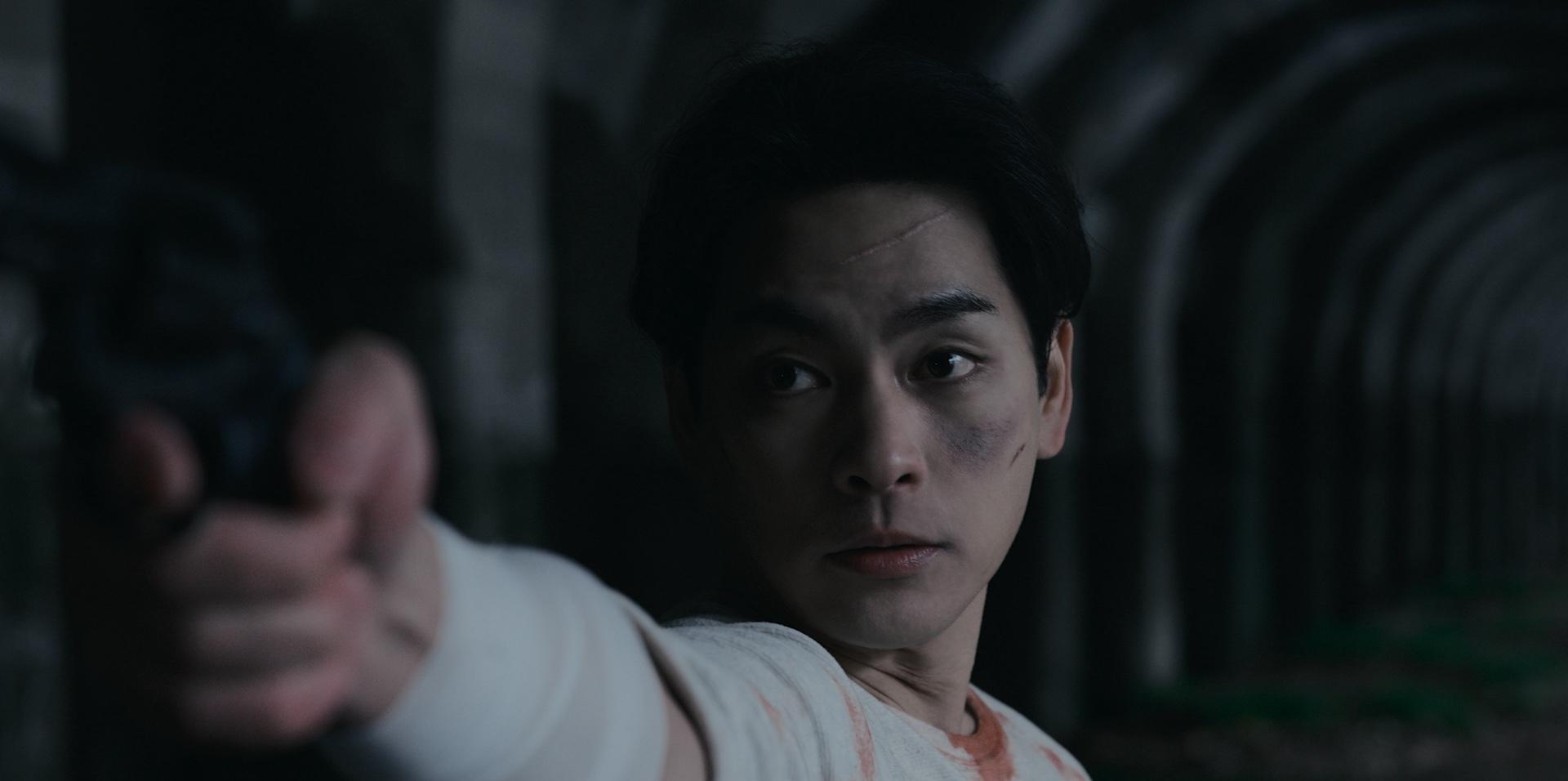 柳樂優彌飾演被調到供花村的「阿川大悟」。(圖/Disney+提供)