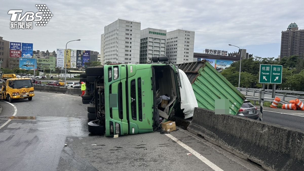 快訊／駕駛注意！國1桃園交流道「大卡車側翻」貨櫃掉落　　