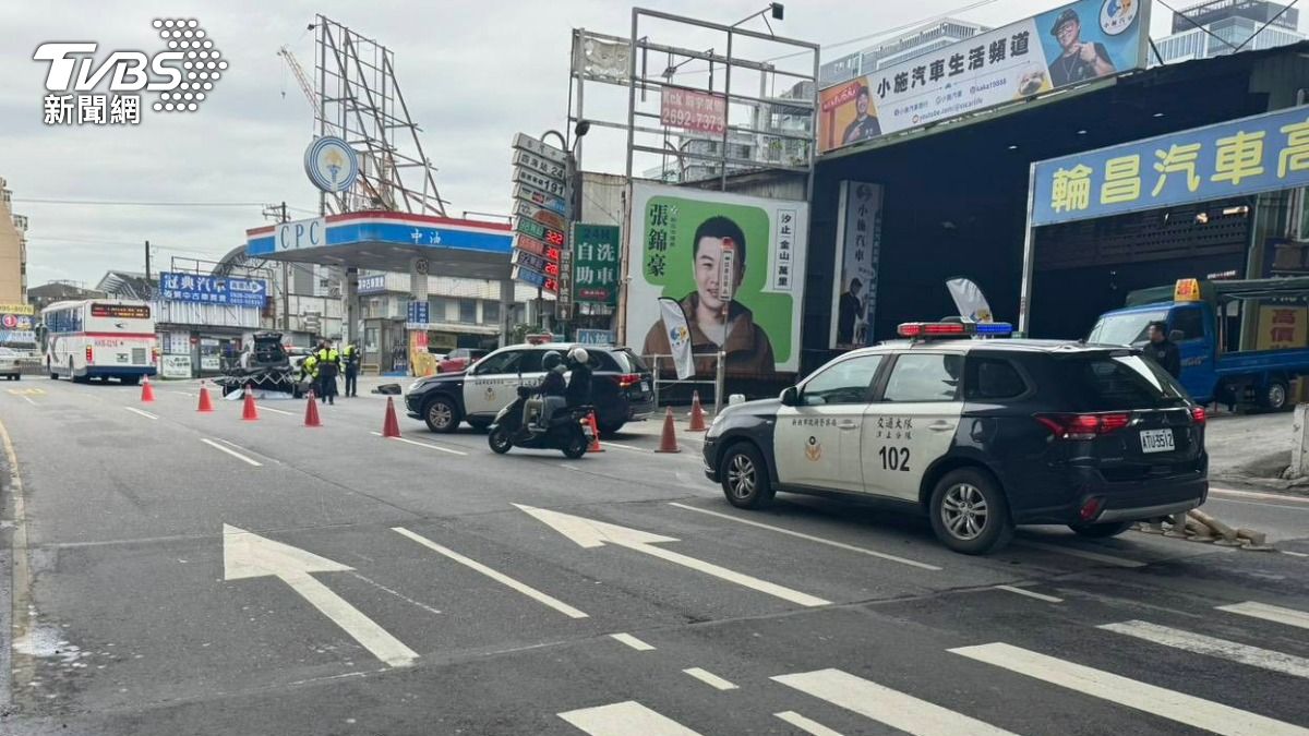 現場為機車、公車擦撞,女騎士當場被輾斃。(圖/TVBS)
