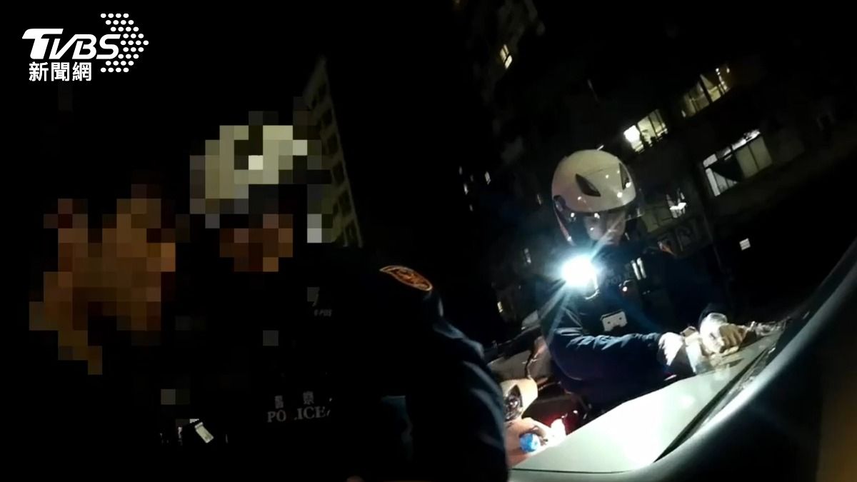 毒蟲開車滑手機被攔…聽到「搜車」嚇到癱軟　警搜出千包毒咖啡