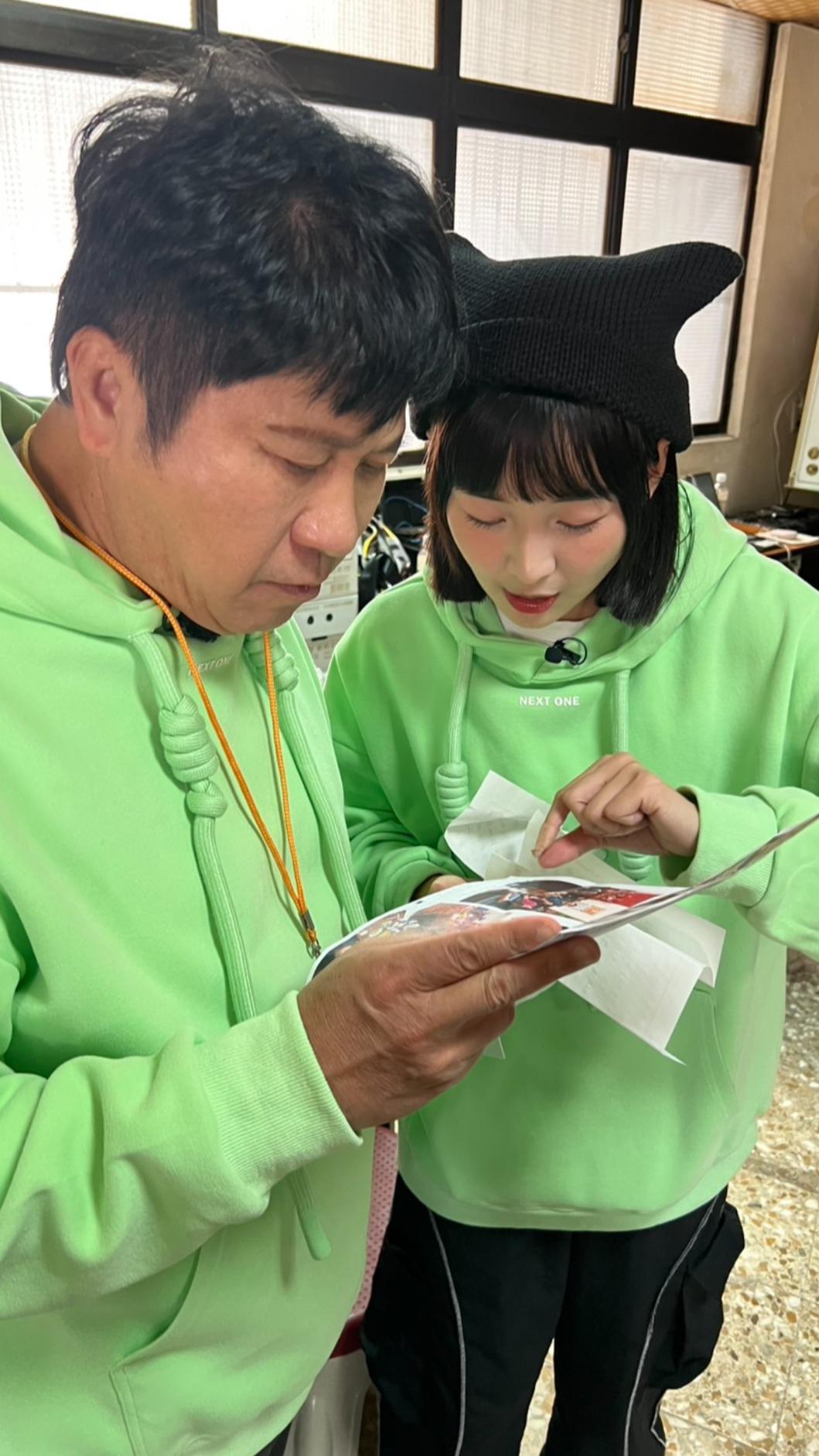 胡瓜和籃籃認真看來信。(圖/民視提供)