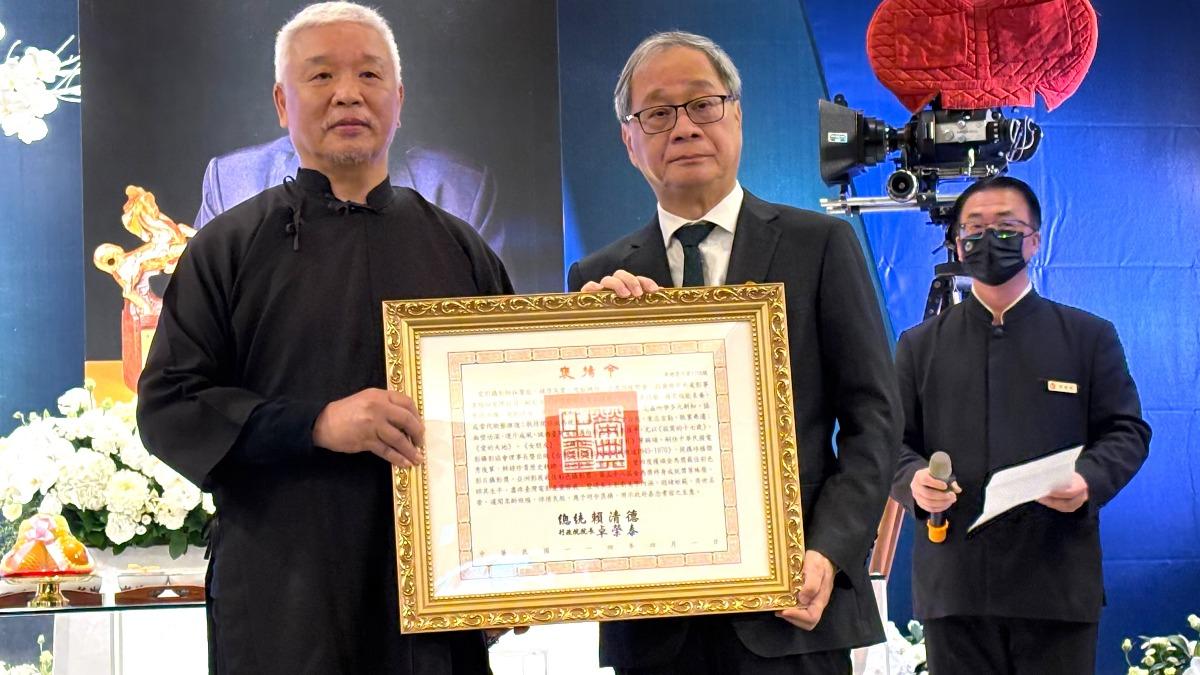 文化部長李遠(右)到場頒發總統褒揚令。(圖/呂俊銘提供)