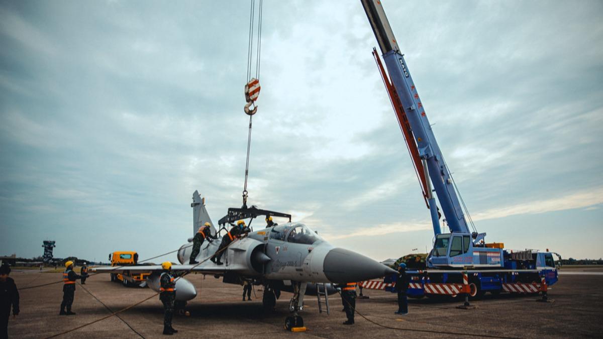 多圖/鮮少曝光!空軍演練「戰機失事吊掛」 特殊裝備罕見出動