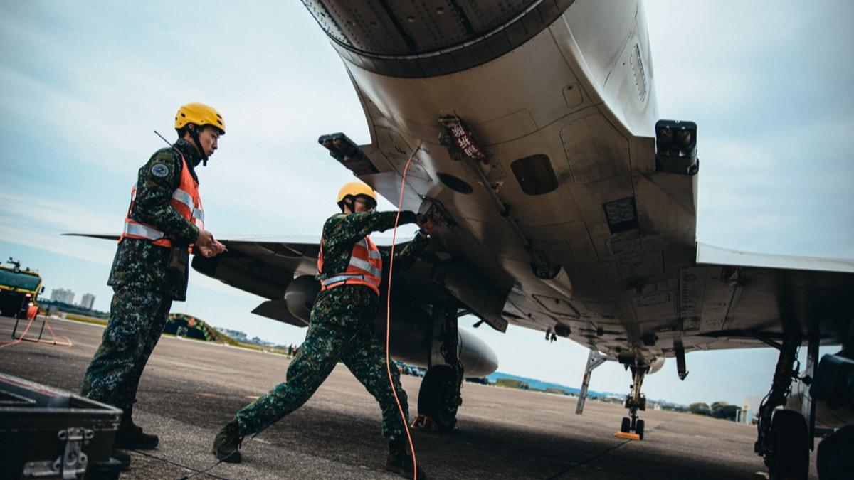 空軍出動鮮少對外曝光的戰機吊掛輔具。（圖／取自軍聞社）