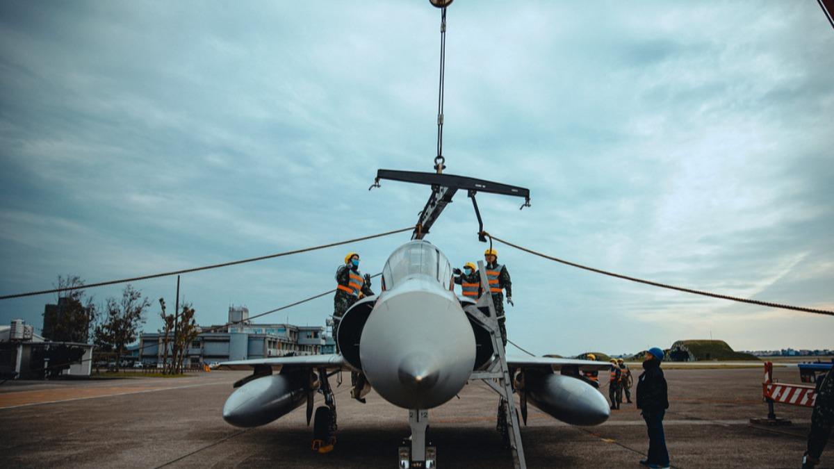 空軍出動鮮少對外曝光的戰機吊掛輔具。（圖／取自軍聞社）