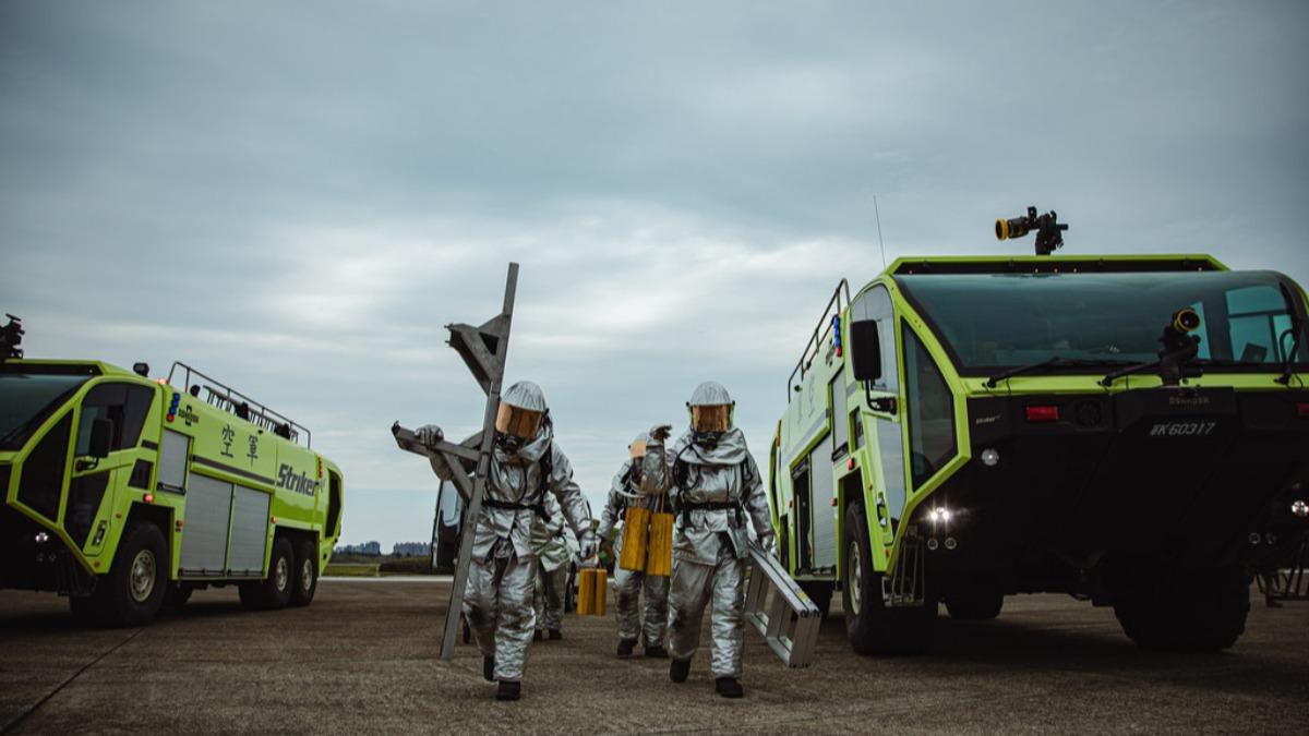 空軍在吊掛前，還會派出身穿防火服、攜帶梯子的消防單位人員上前搶救。（圖／取自軍聞社）