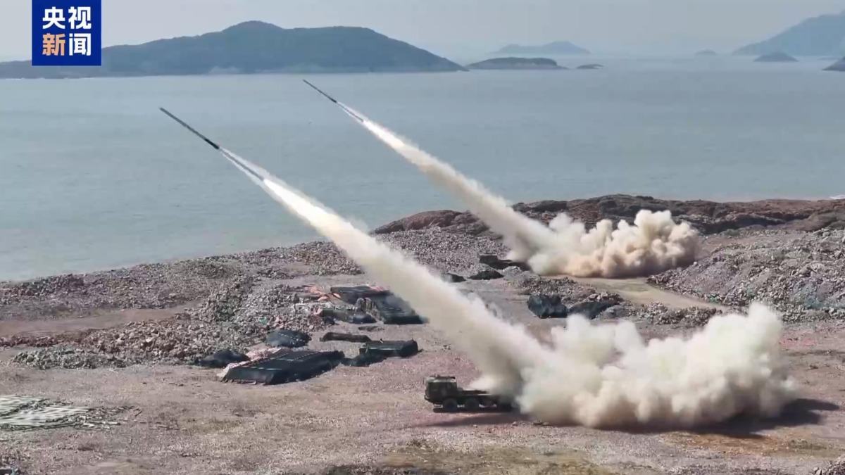 解放軍東部戰區的陸軍部隊實施遠程火力實彈射擊演練。(圖/翻攝自央視)