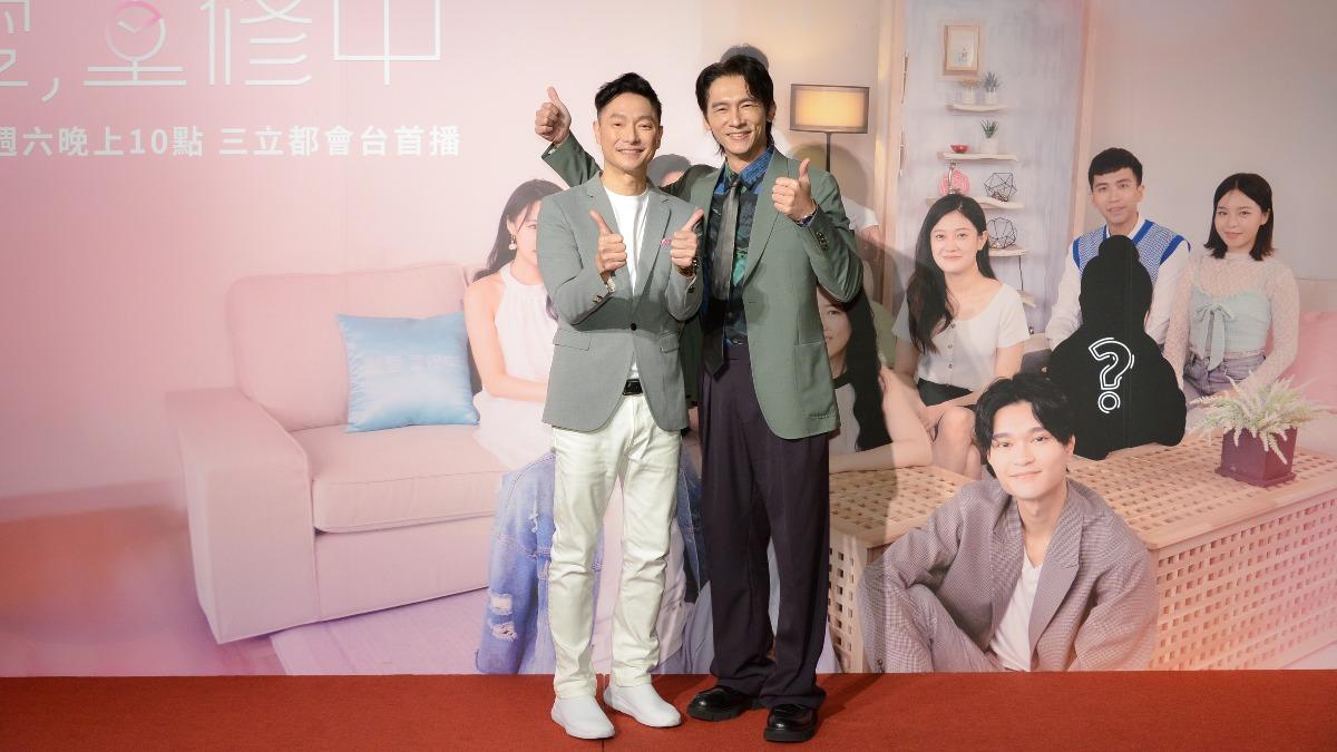 謝祖武（左）和温昇豪擔任節目「戀愛偵查團」。（圖／三立提供）