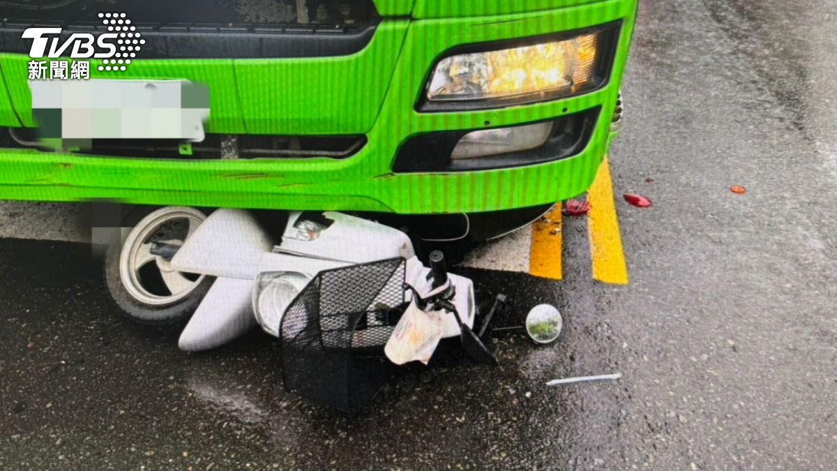 有片/驚悚瞬間曝!桃園曳引車起步 「吃掉機車」險輾騎士