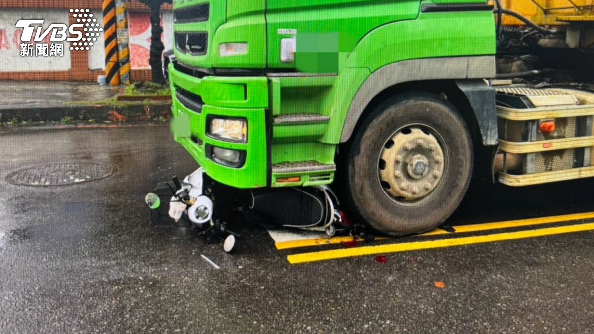 桃園機車騎士待轉險遭輾。（圖／TVBS）