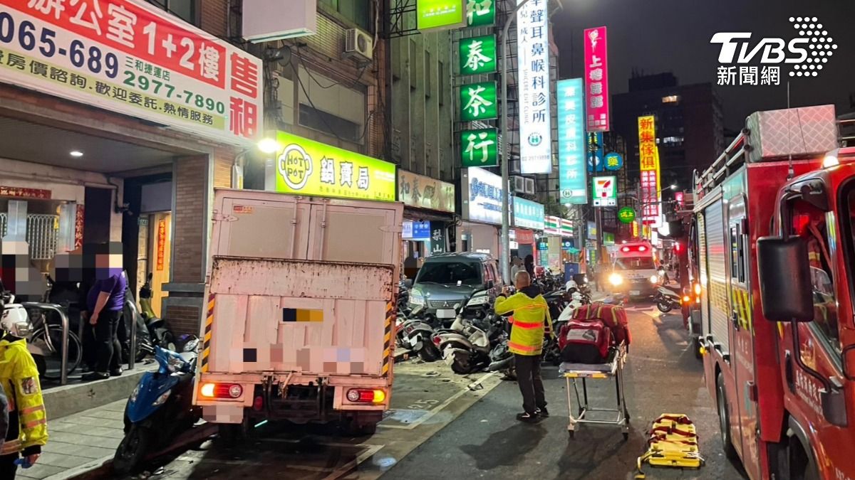 小貨車暴衝撞死婦人。(圖/TVBS)