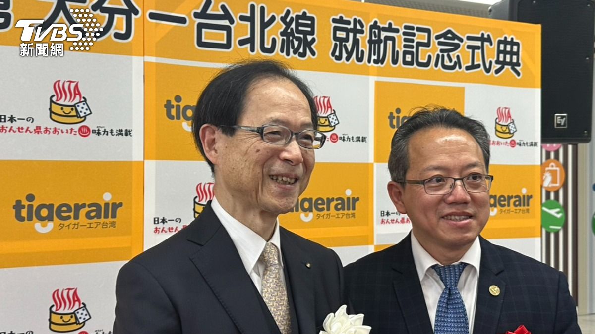 大分縣知事佐藤樹一郎(圖左)與台灣虎航商務長許致遠(圖右)。(圖/陳昫蓁攝)