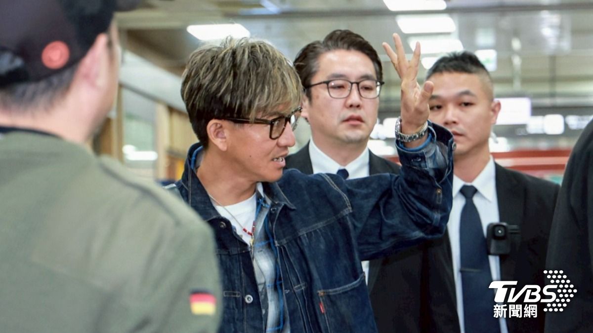 一現身入境大廳木村拓哉就跟粉絲打招呼。(圖/趙世平攝)
