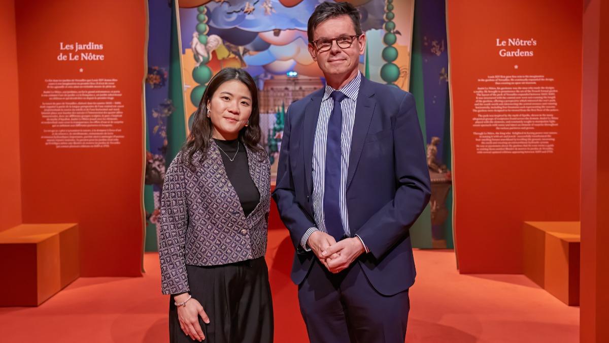 VIVE Arts 執行總監葉心宇與法國凡爾賽宮館長Christophe Leribault合影。(圖/HTC提供)