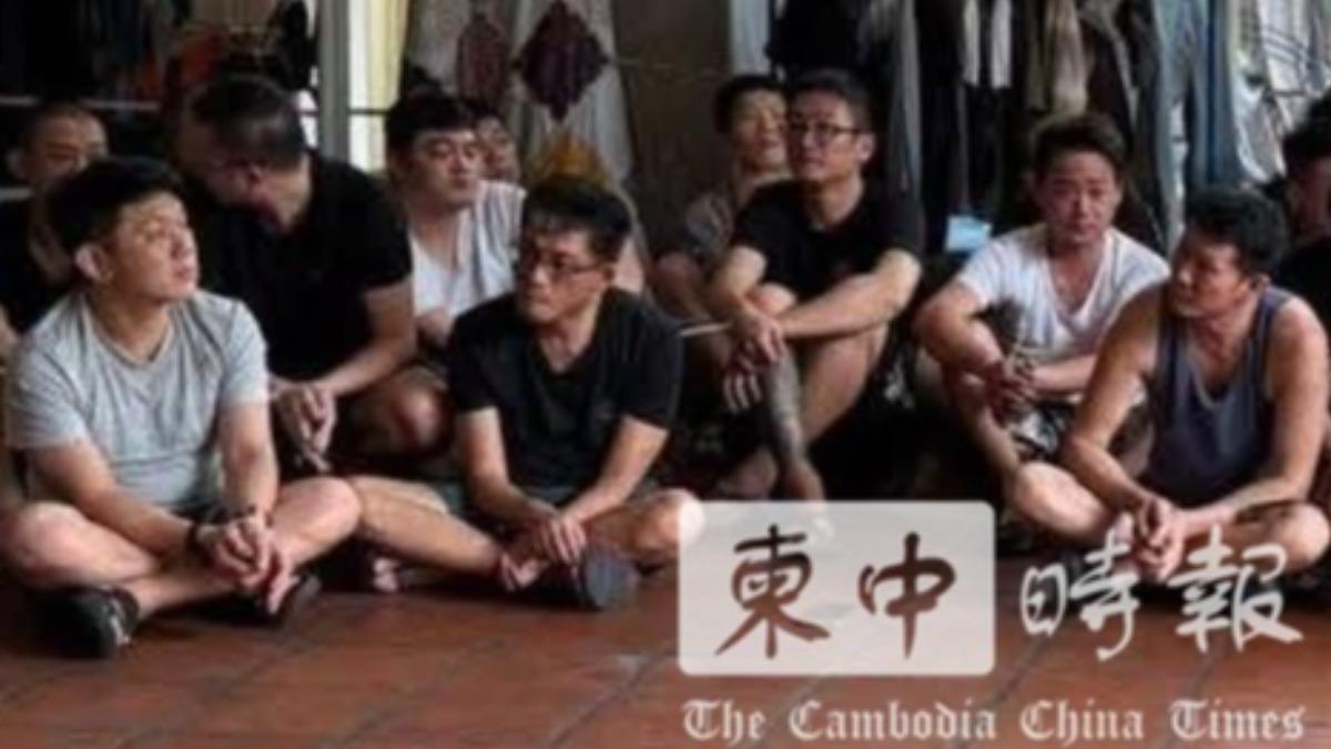 大批台灣人因電信詐騙被柬埔寨警方逮捕。(圖/翻攝自柬中時報)