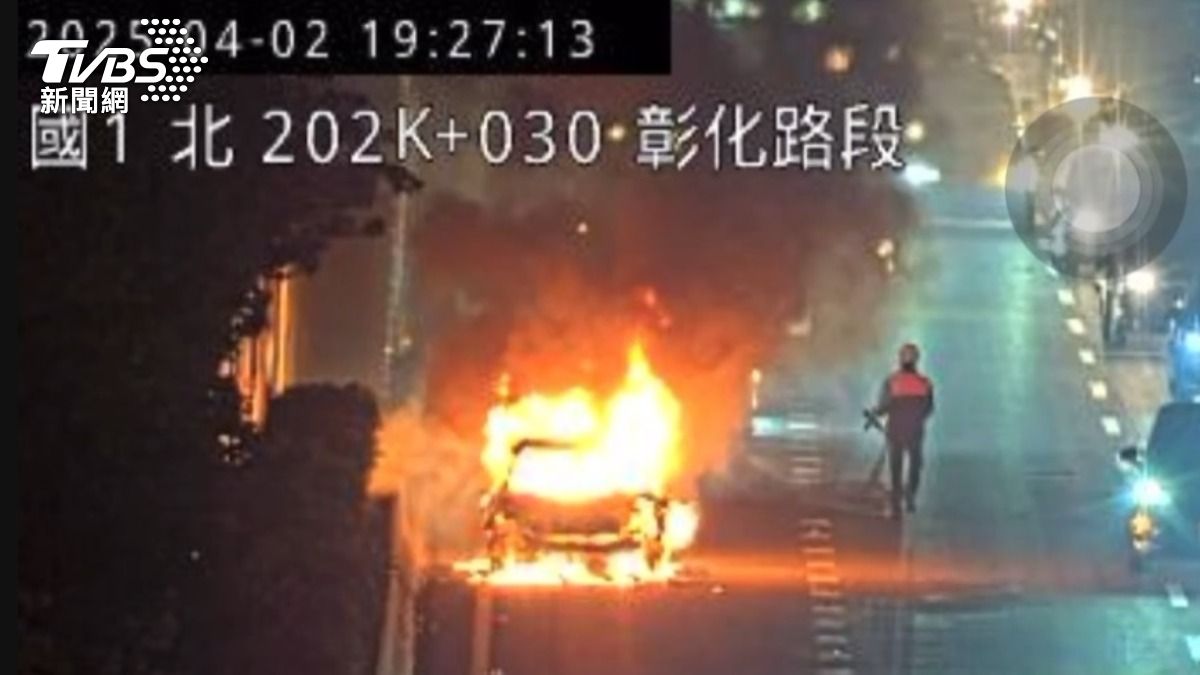 消防展開滅火。(圖/TVBS)