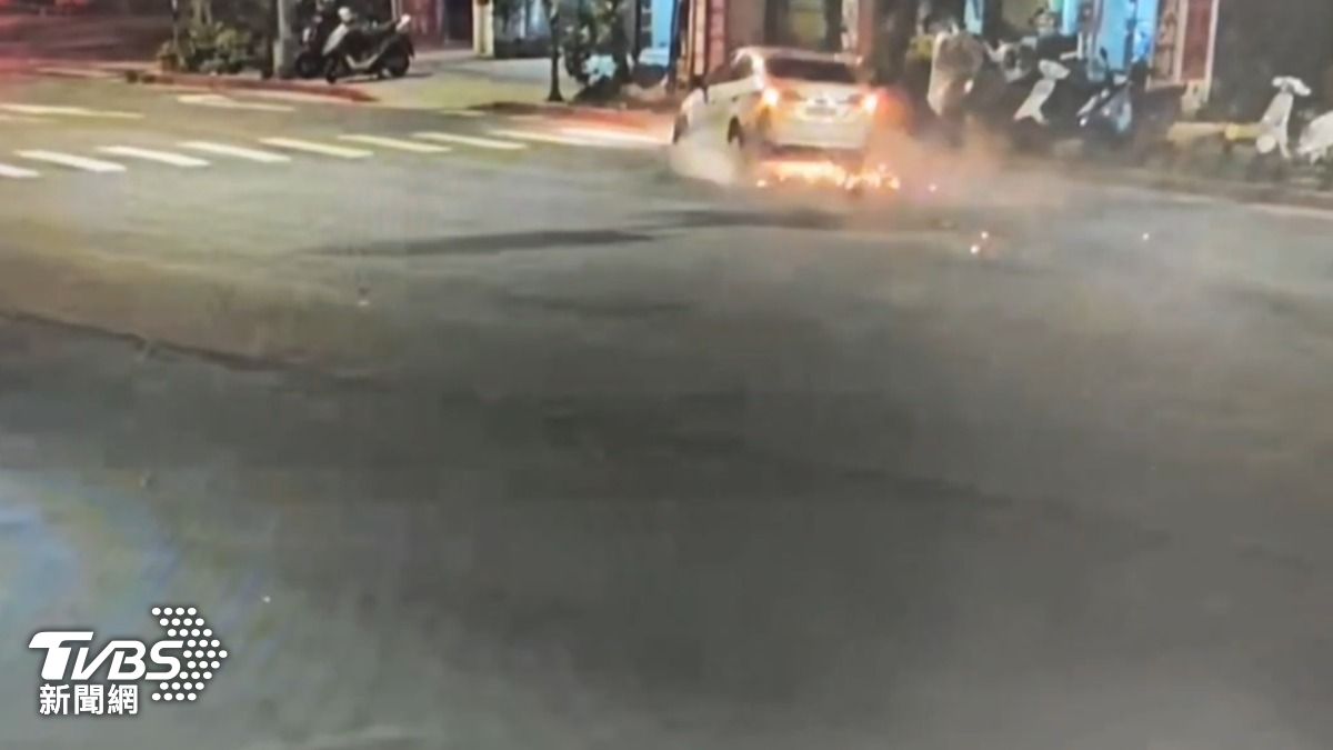 內湖轎車急煞「滑出火光」猛自撞 駕駛緊握喪屍煙彈