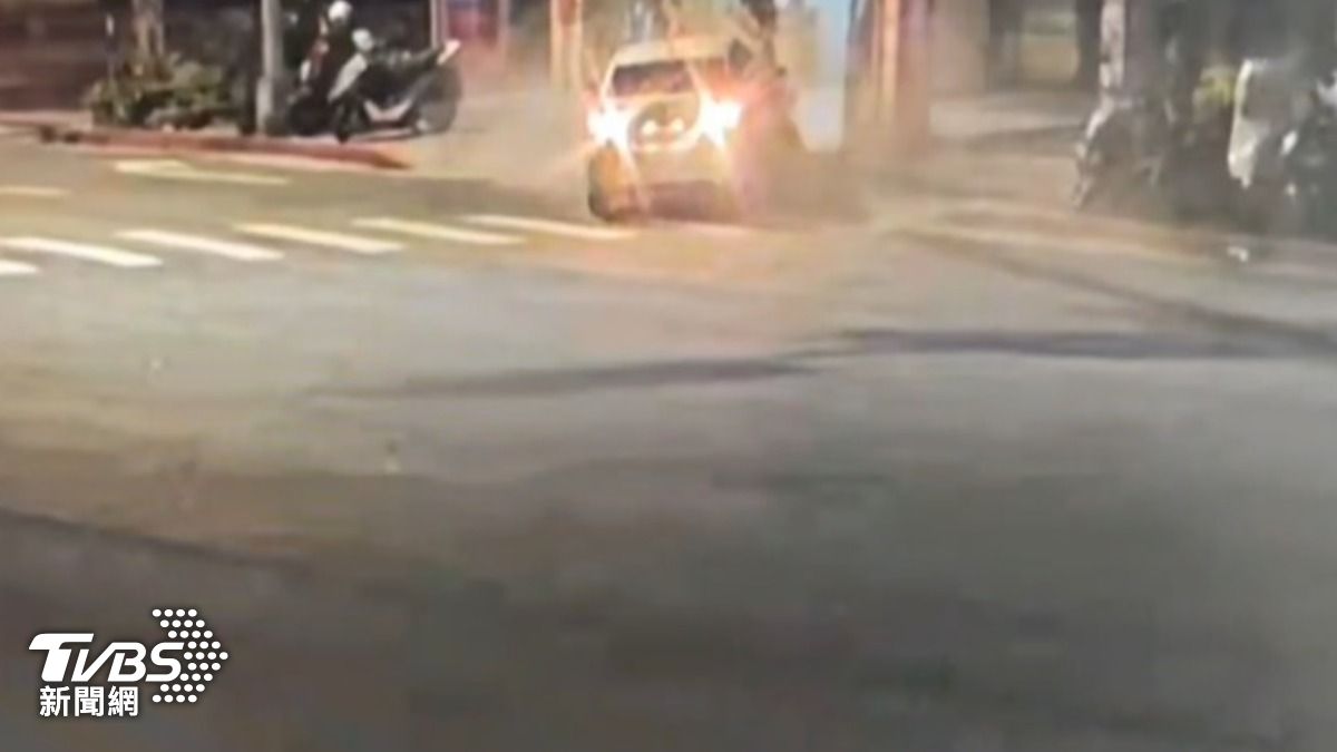 警消獲報到場,發現徐男右手握有喪屍煙彈。(圖/TVBS)