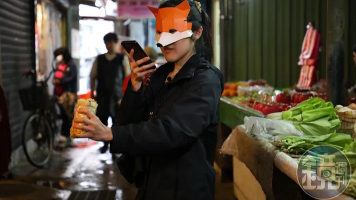 部落客小狐尼已蒐集全台超過800間潤餅店,並分享在IG、臉書帳號《小狐尼|孤獨的潤餅獵人》。(圖/鏡週刊)