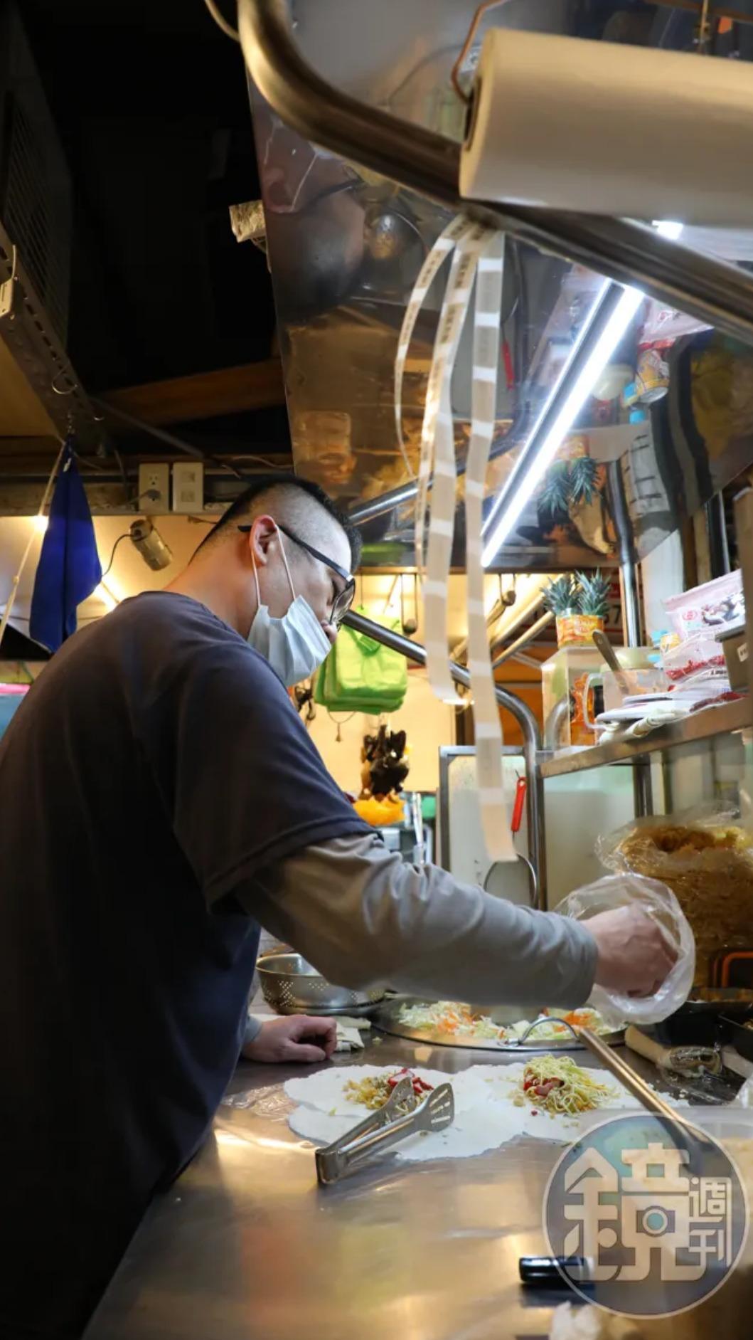 老闆都會幫客人客製化潤餅,調整分量。(圖/鏡週刊)