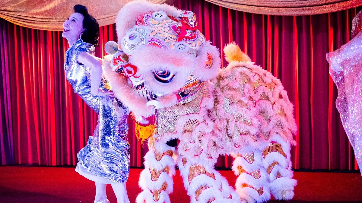 金馬影后陳沖在《囍宴》飾演凱莉瑪麗陳的媽媽。(圖/UIP提供)