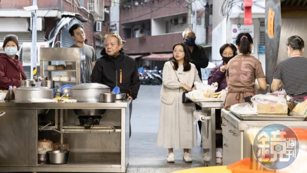 清晨6點,已有許多當地居民等著帶走「吉利街手工蛋餅」的早餐到辦公室享用。(圖/鏡週刊)