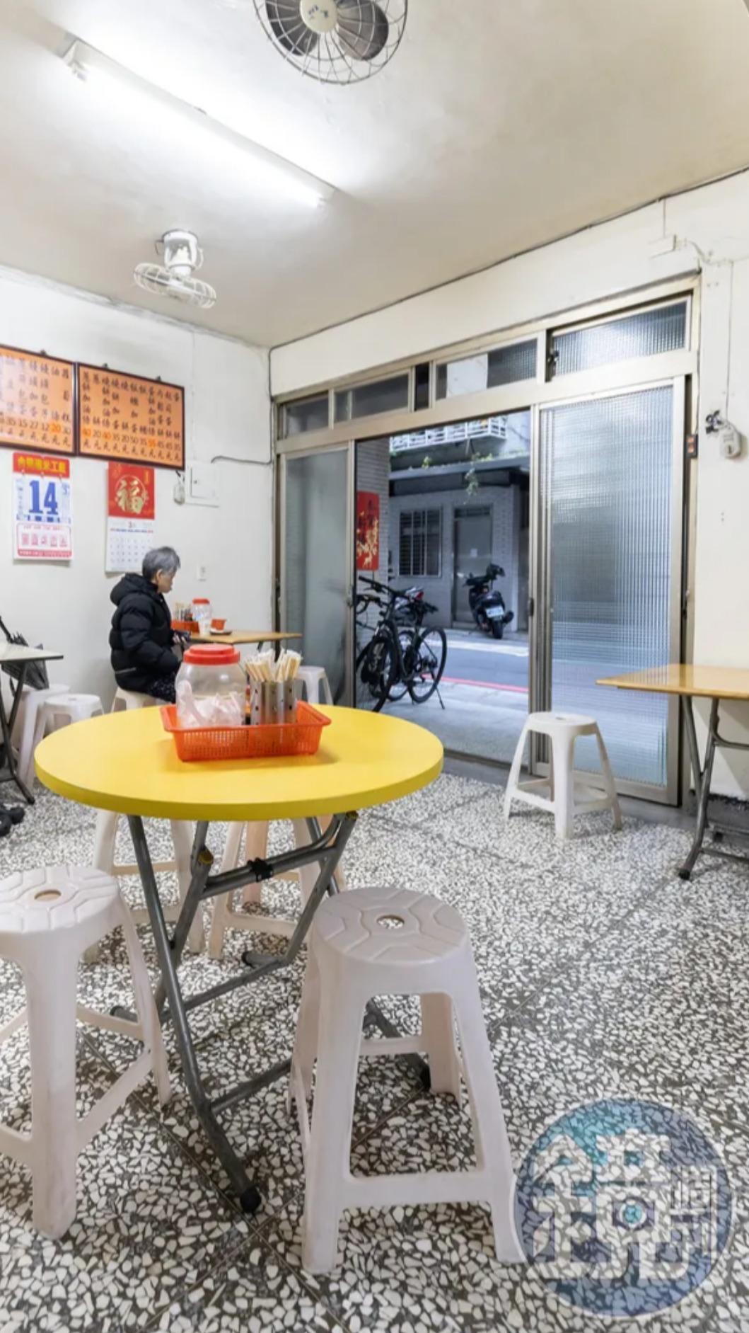 吉利街手工蛋餅的內用空間區座位數不多,但多數客人以外帶為主。(圖/鏡週刊)