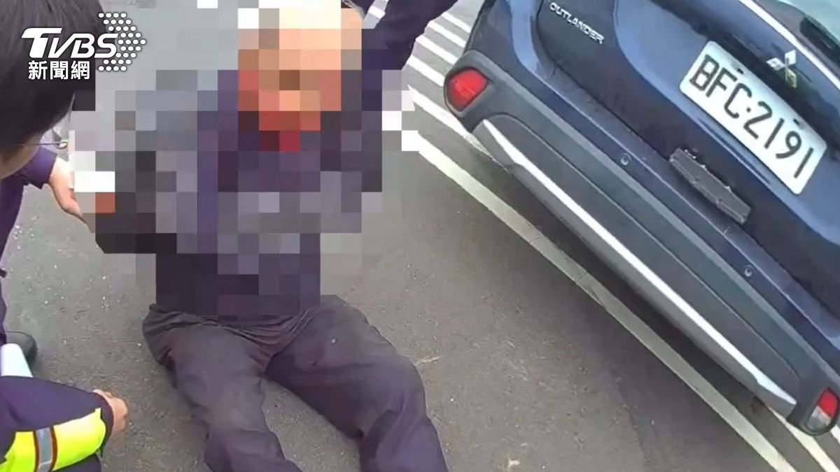小轎車懸掛註銷車牌拒檢逃逸,員警破窗逮人。(圖/TVBS)
