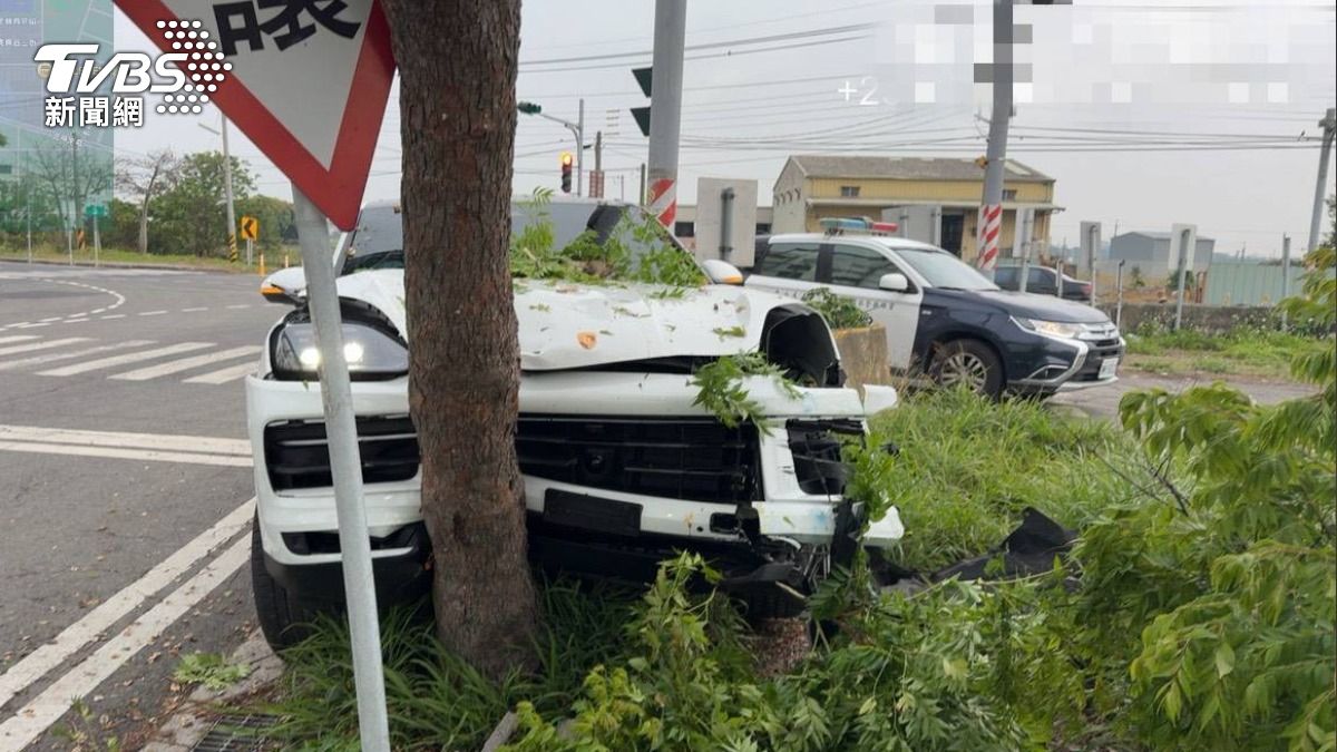獨/雲林租賃保時捷自撞!車頭慘插樹 駕駛烙跑了
