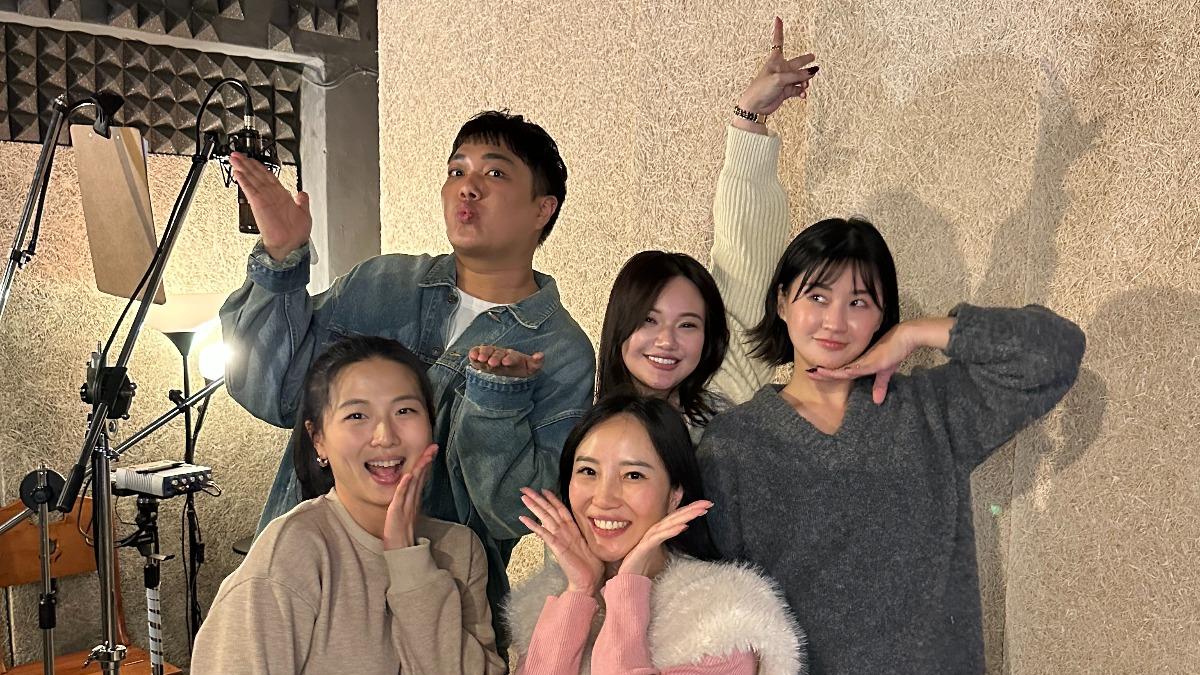 關韶文（後排左起）圓夢推出Podcast節目主題曲，和主持人美寶、丘曄、賴珮如（前排左起）及張以諾合唱。（圖／關韶文經紀人提供）