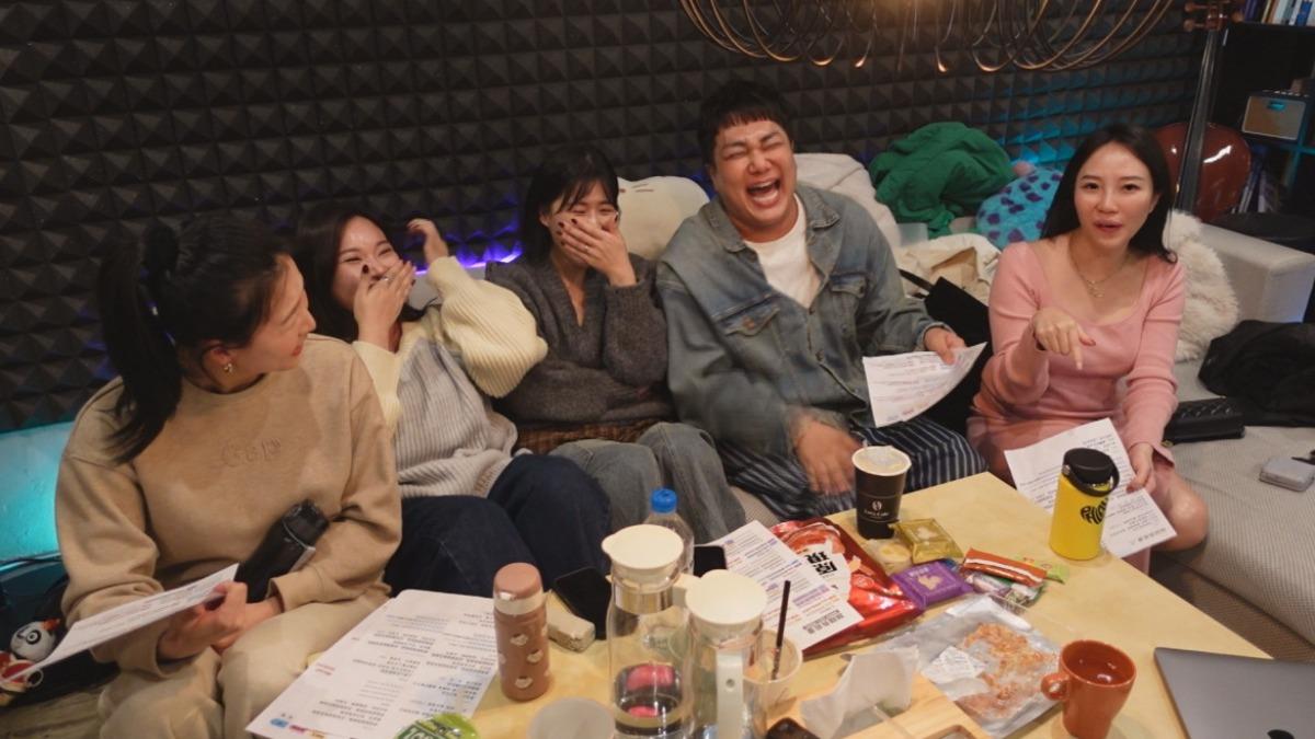 關關等人錄音時相當緊張,丘曄更虧他是最大阻礙。(圖/關韶文經紀人提供)