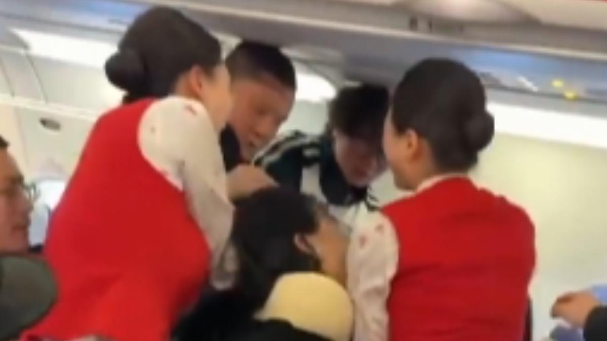 深圳航空空姐勸架反被乘客咬傷。(圖/微博)