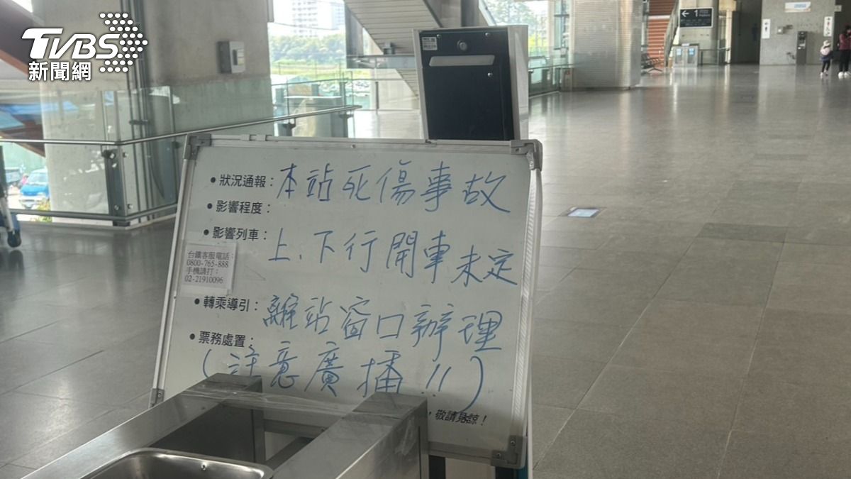 太原火車站站員則在月台疏導民眾,維護秩序,並貼出公告。(圖/林冠丞攝)