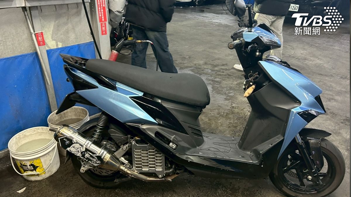 無辜被撞的機車。(圖/TVBS)
