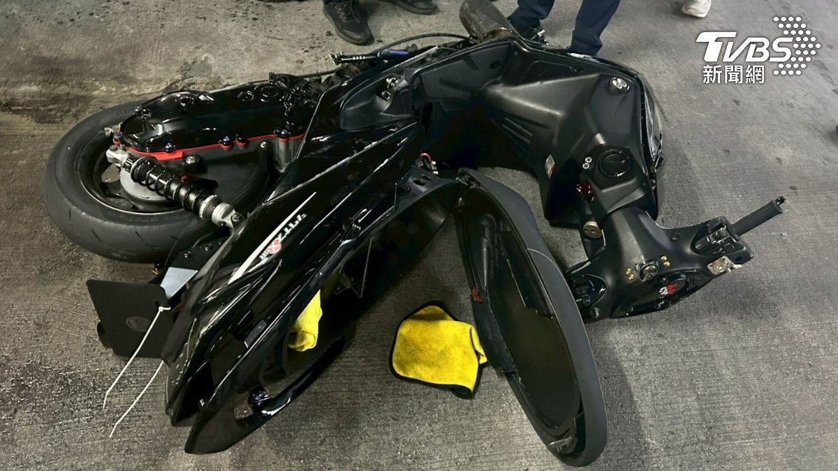 耍帥出事?23歲騎士失控衝進洗車場 2洗車民眾衰被撞傷