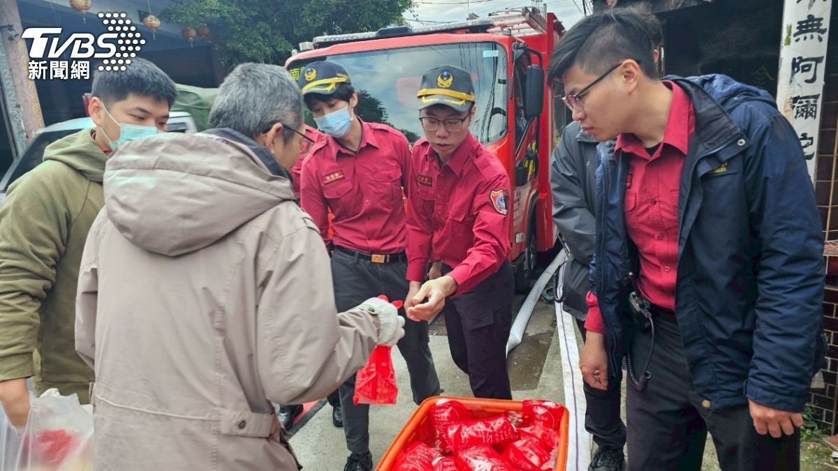 新北市消防局在公墓周遭設置服務站，向民眾宣導防火觀念。（圖／TVBS）