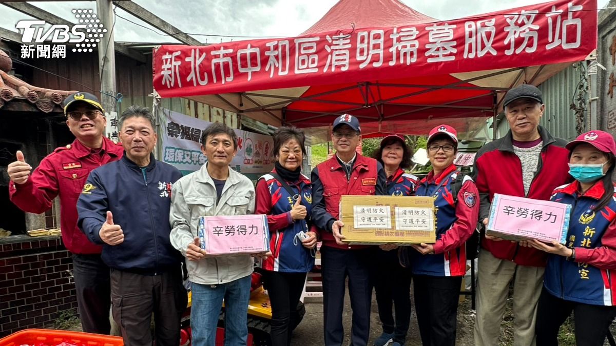 新北市消防局長陳崇岳(中)在清明連假首日慰問第一線同仁。(圖/TVBS)