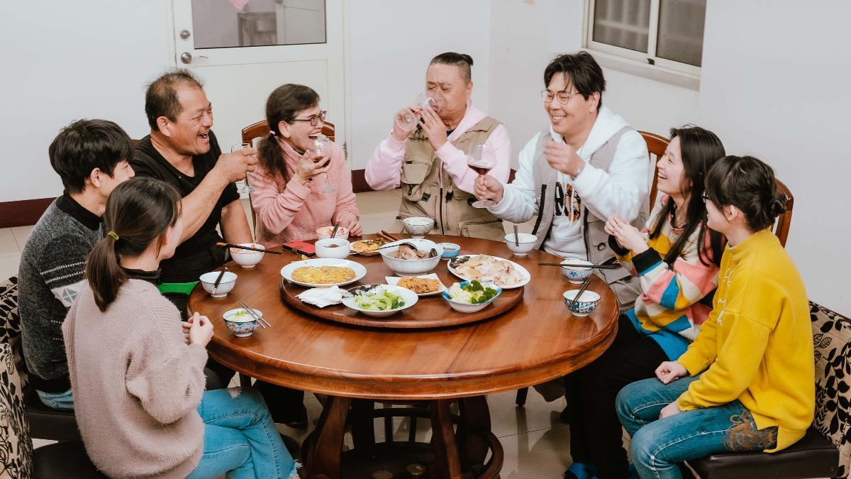 邰智源(右四)感動菜頭工廠一家好感情,自曝育兒觀念和他很像。(圖/公視台語台提供)